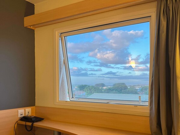 Standard Room, 1 Double Bed | Minibar, desk, blackout drapes, soundproofing - ibis Catalao (Catalao)