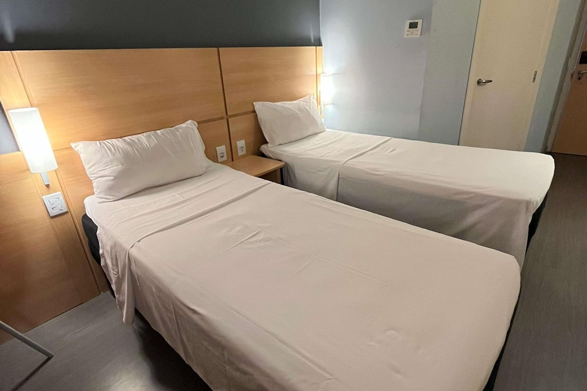 Standard-huone, 2 yhden hengen sänkyä | Minibaari, työpöytä, pimennysverhot, äänieristys