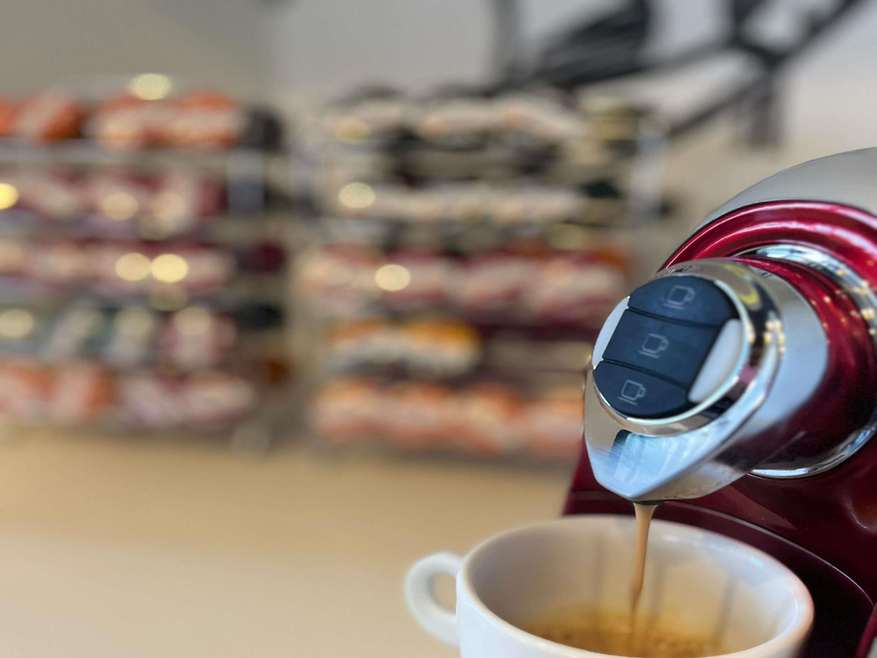 Una macchina da caffè che eroga caffè in una tazza.