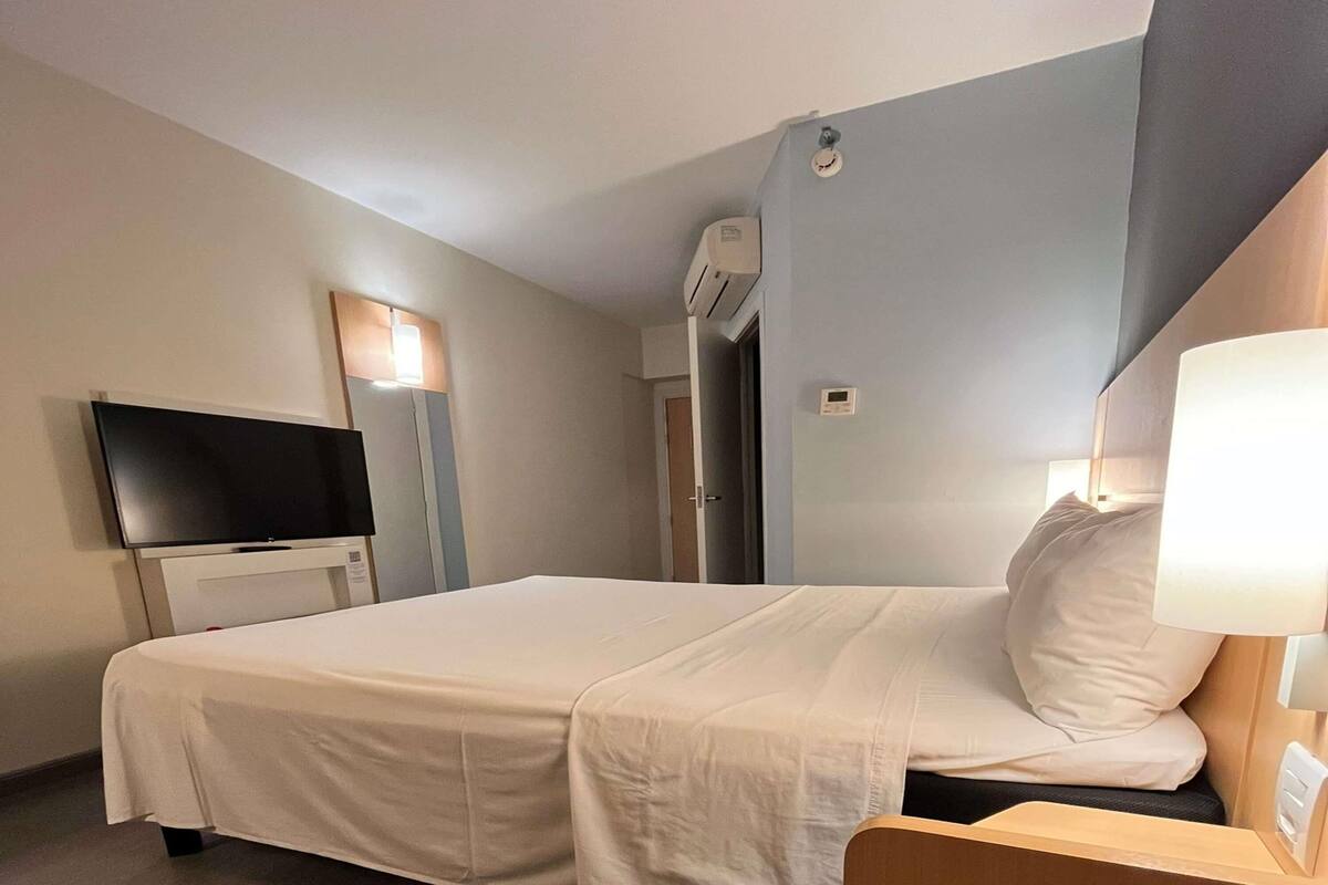 standard room, 1 double bed | minibar, desk, blackout curtains, soundproofing