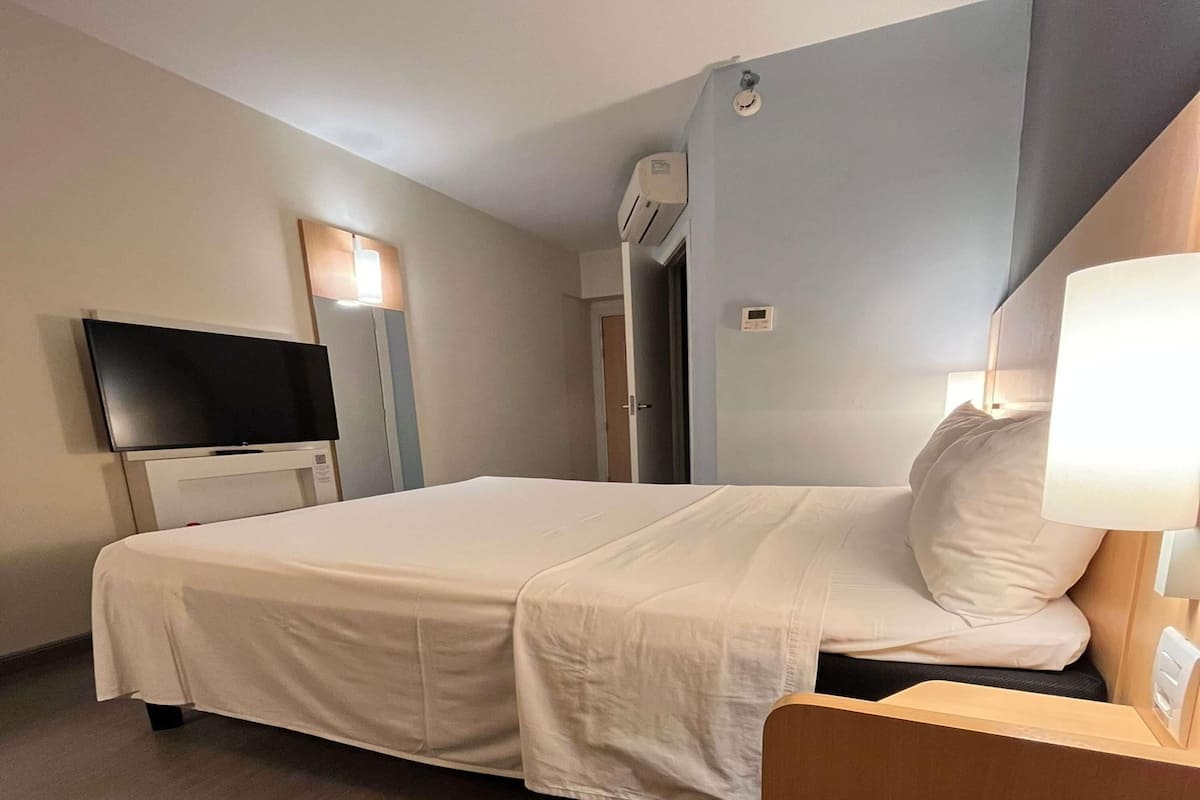 Standard-huone, 1 parisänky | Minibaari, työpöytä, pimennysverhot, äänieristys