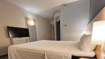 Standaard kamer, 1 tweepersoonsbed | Een minibar, een bureau, verduisterende gordijnen, geluiddichte muren