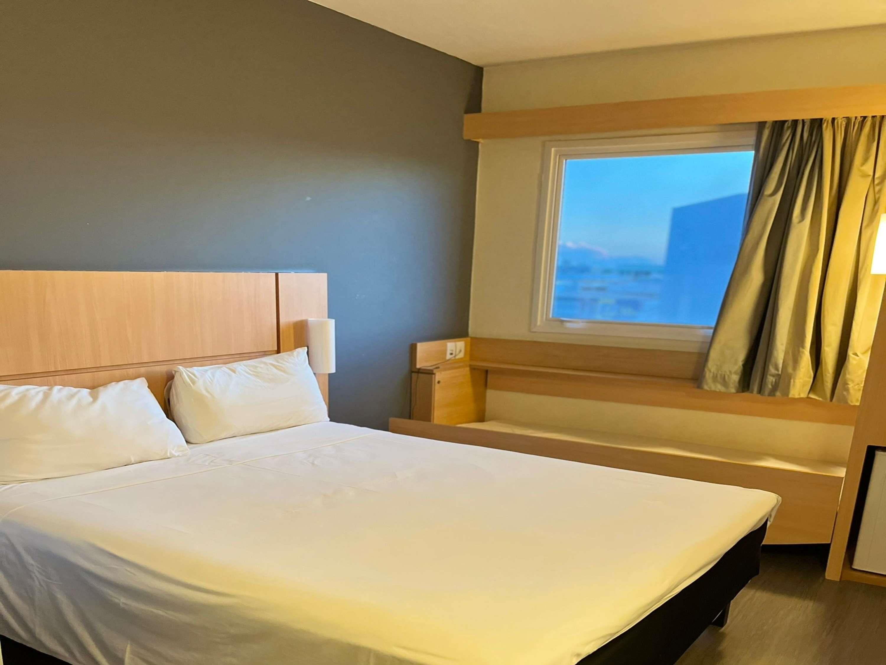 standard room, multiple beds | minibar, desk, blackout curtains, soundproofing