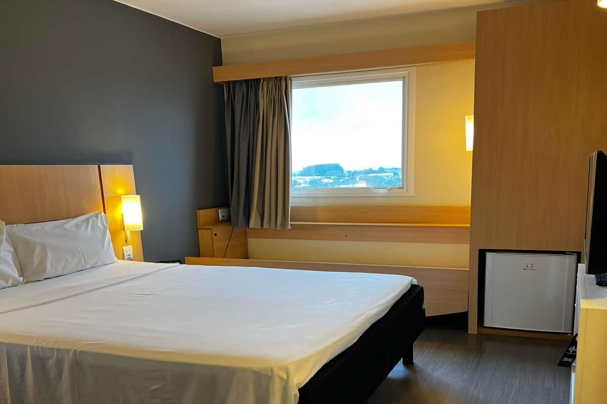 Habitació estàndard, diversos llits | Minibar, escriptori, cortines opaques i habitacions insonoritzades