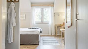 Dubbelrum | Skrivbord, arbetsyta för laptop, ljudisolering och strykjÀrn/strykbrÀda