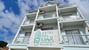 Et hotel med flere etager, altaner og et skilt, der siger "Hotel del Mar".