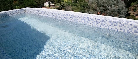 Una piscina al aire libre de temporada