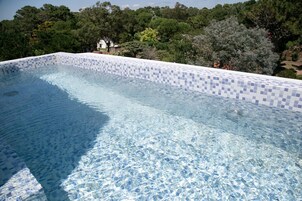 Una piscina al aire libre de temporada