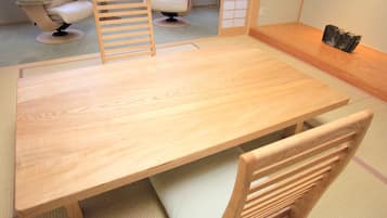 套房 (Open-air Bath) | 起居区 | 40-英寸液晶电视(配备卫星频道)、电视、DVD 播放器