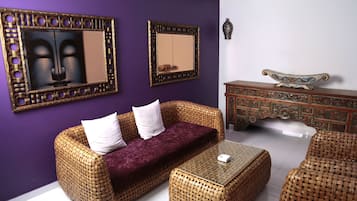 Habitación Deluxe | Sala de estar | Televisión LCD de 42 pulgadas con canales vía satélite y televisión