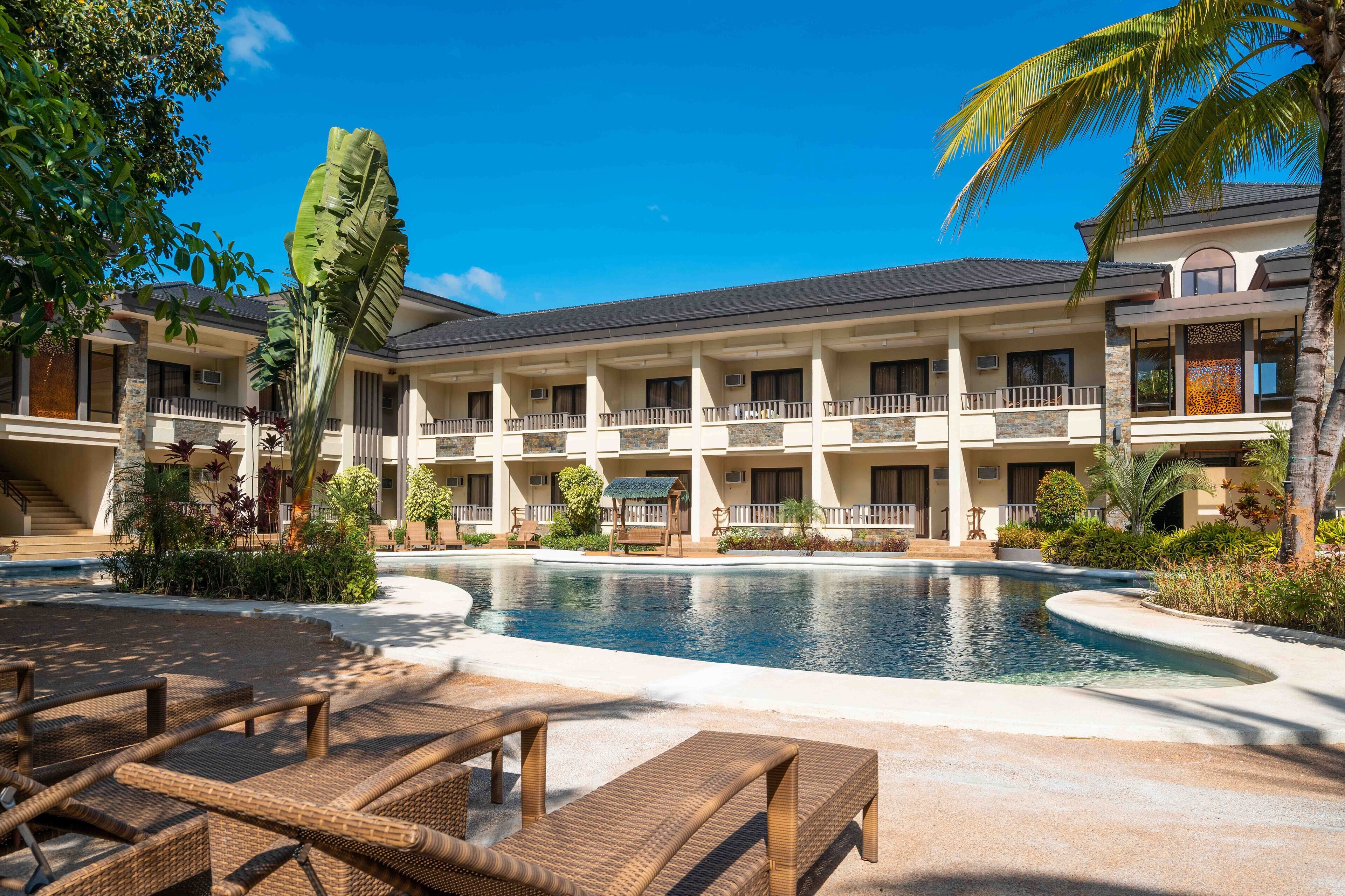 Piscine extérieure, parasols de plage, chaises longues