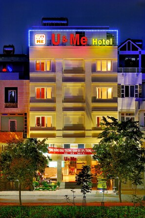 Bagian depan properti - sore/malam