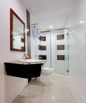 ฝักบัว, ของใช้ในห้องน้ำฟรี, ไดร์เป่าผม, รองเท้าสวมภายในห้อง