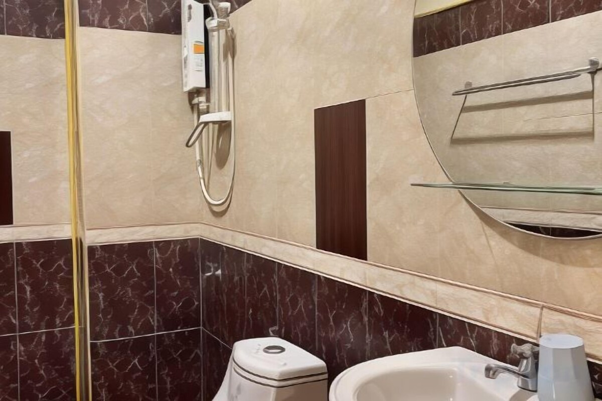Badezimmer | Dusche, kostenlose Toilettenartikel, Handtücher