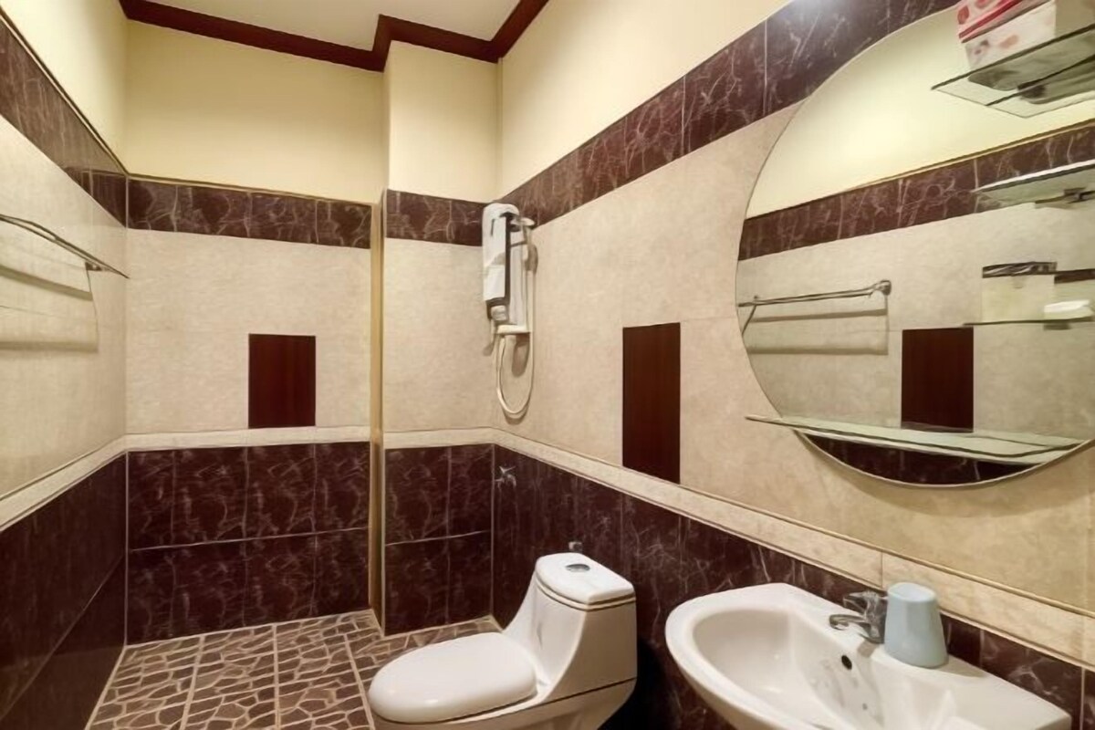 Un baño con inodoro, bidé y lavamanos.