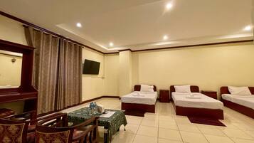 Triple Room | Desk, free WiFi