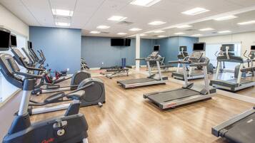 Ein Fitnessstudio mit mehreren Laufbändern, Crosstrainern und Ergometer.