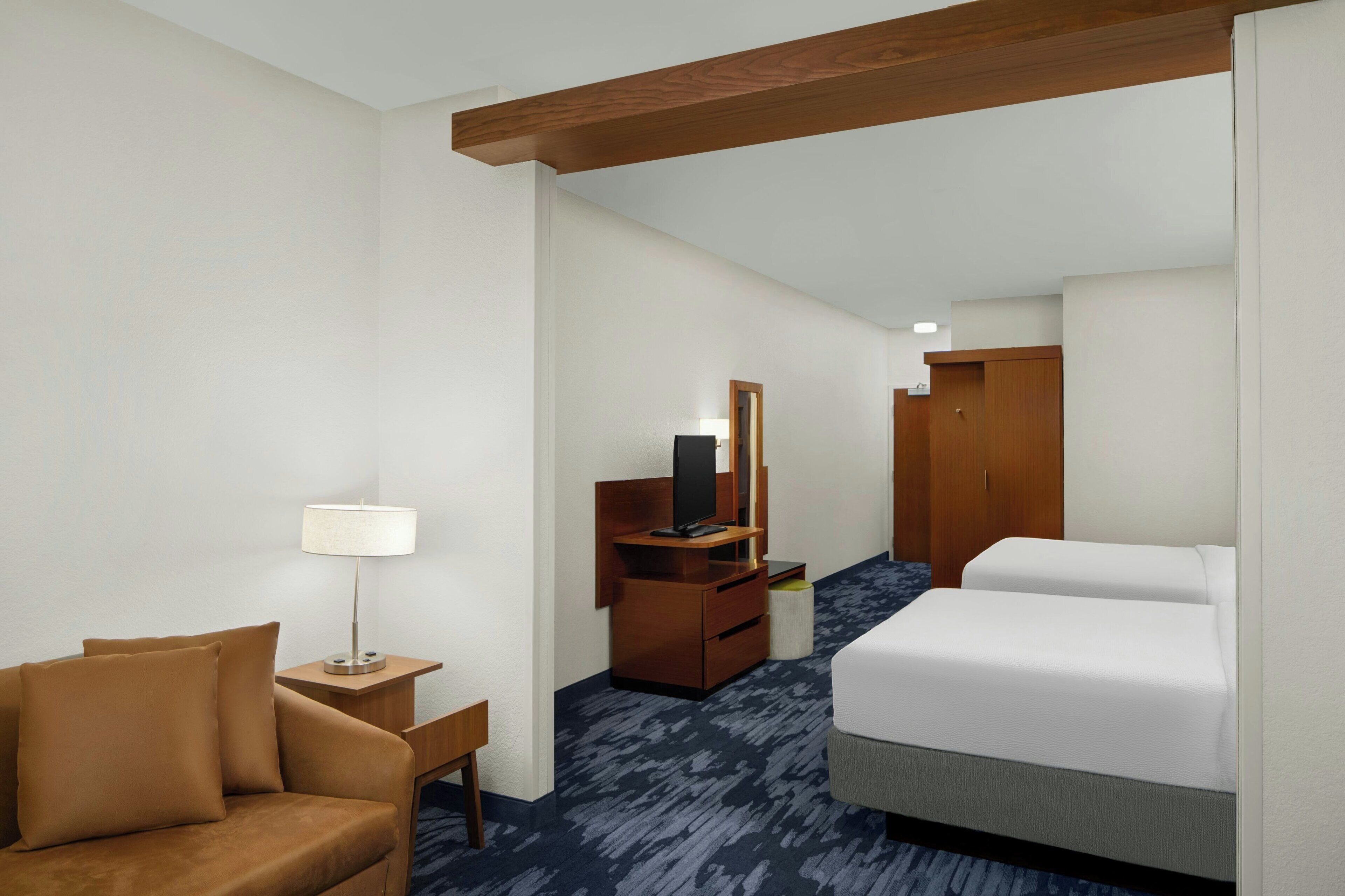 ห้องเอ็กเซกคิวทีฟสวีท, หลายเตียง | ห้องนั่งเล่น | สมาร์ททีวี 32 นิ้ว พร้อมช่องเคเบิล, ทีวี, Netflix