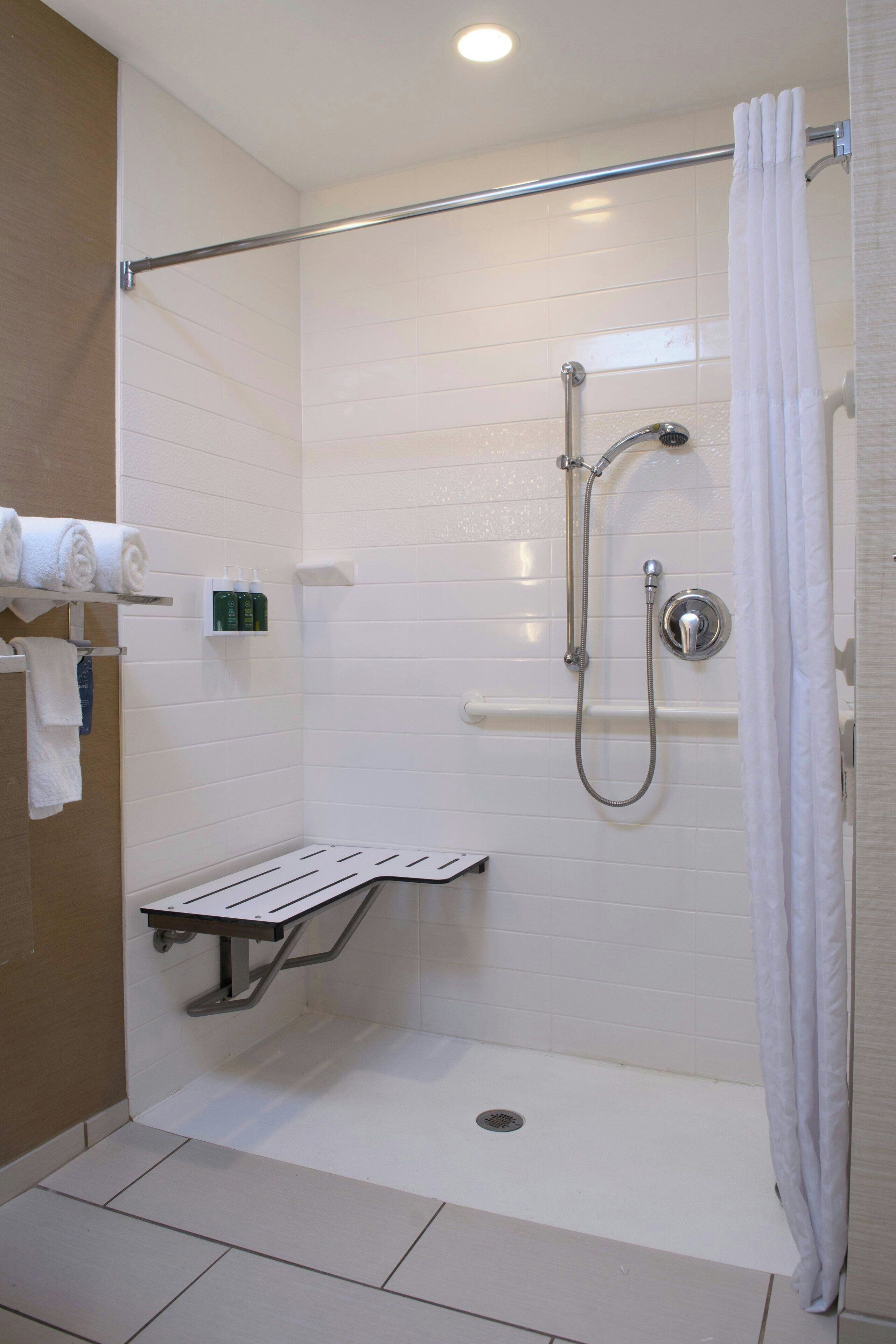 combined shower/bathtub, deep-soaking bathtub, free toiletries