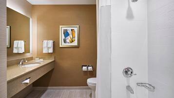 Combined shower/tub, free toiletries, hair dryer, towels