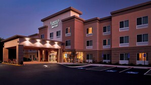 A Fairfield Inn & Suites Marriott hotel with a modern design, multiple floors, and a well-lit entrance. - Fairfield Inn & Suites by Marriott Alexandria (Alexandria)