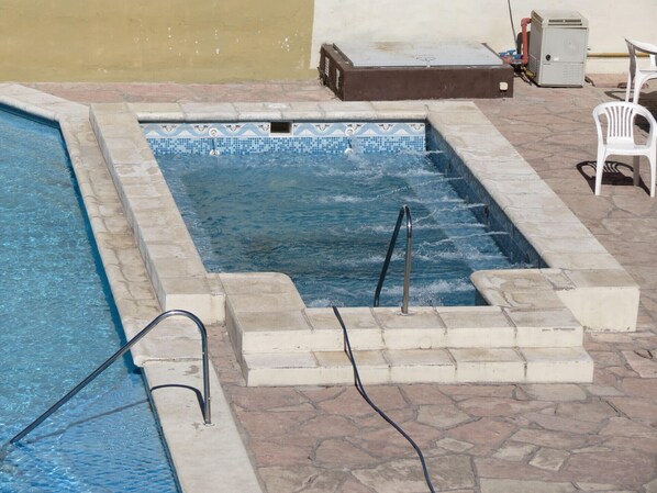 Una piscina al aire libre de temporada