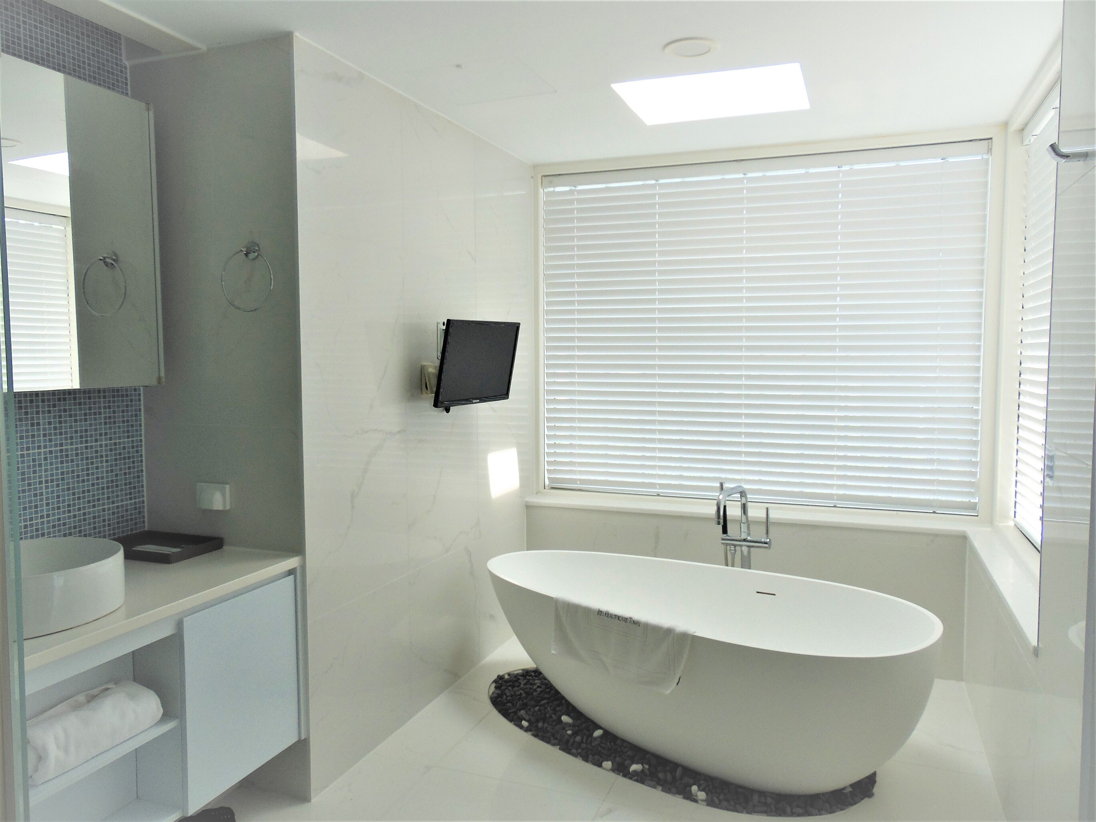 Suite Royal, 1 Tempat Tidur Queen | Kamar mandi | Shower, pengering rambut, sandal, dan handuk