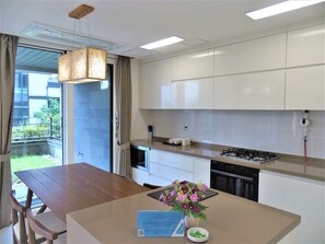 Royal-sviitti, 1 keskisuuri parisänky | Yksityinen keittiö | Täysikokoinen jääkaappi, mikroaaltouuni, uuni, vedenkeitin