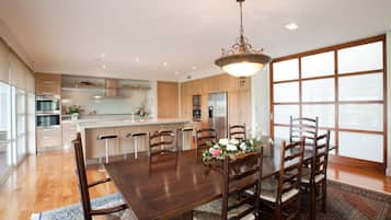 Sudah termasuk sarapan siap masak setiap hari