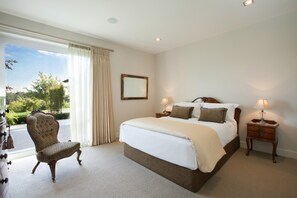 Blackout curtains, soundproofing, iron/ironing board, cots/infant beds - Blackwood House (Tamahere)