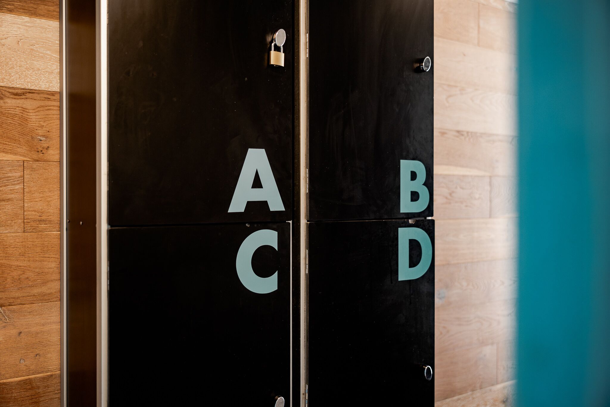 Una serie di armadietti neri con le lettere A, B, C e D.