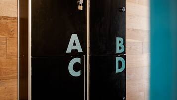 Una serie di armadietti neri con le lettere A, B, C e D.