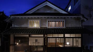 施設の正面 (日没後)