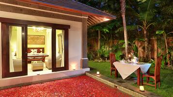 Piscina externa, guarda-sóis, espreguiçadeiras