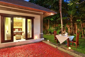 Piscina externa, guarda-sóis, espreguiçadeiras