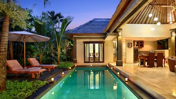 Vila, 2 quartos, piscina particular | Piscina externa | Piscina externa, guarda-sóis, espreguiçadeiras