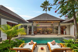 Outdoor pool, pool umbrellas, sun loungers - The Buah Bali Villas (Seminyak)