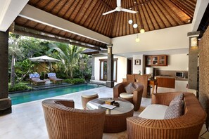 Vila, 2 quartos, piscina particular | Frigobar, escrivaninha, cortinas blackout, ferros/tábuas de passar roupa