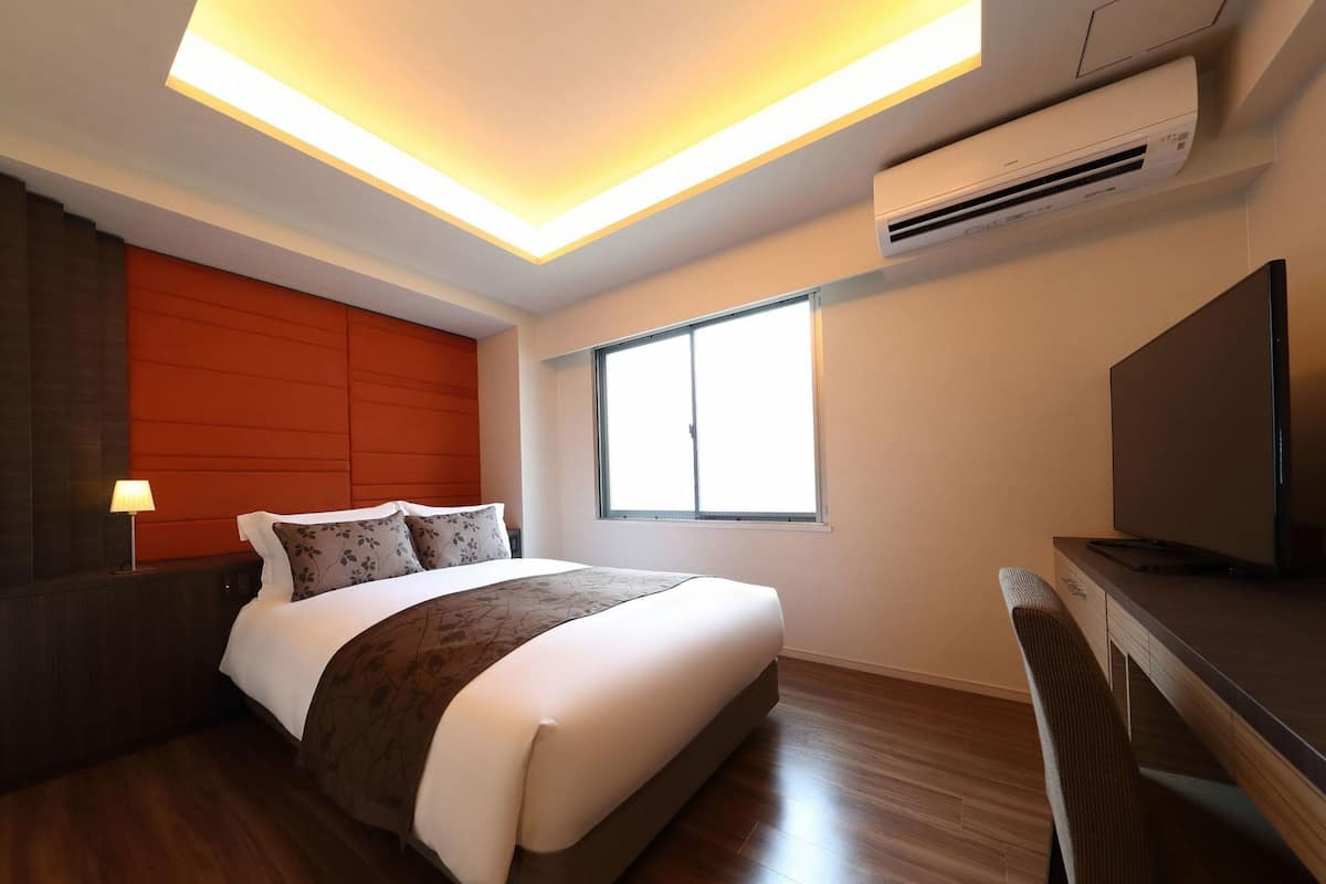 In-room safe, free WiFi, bed sheets