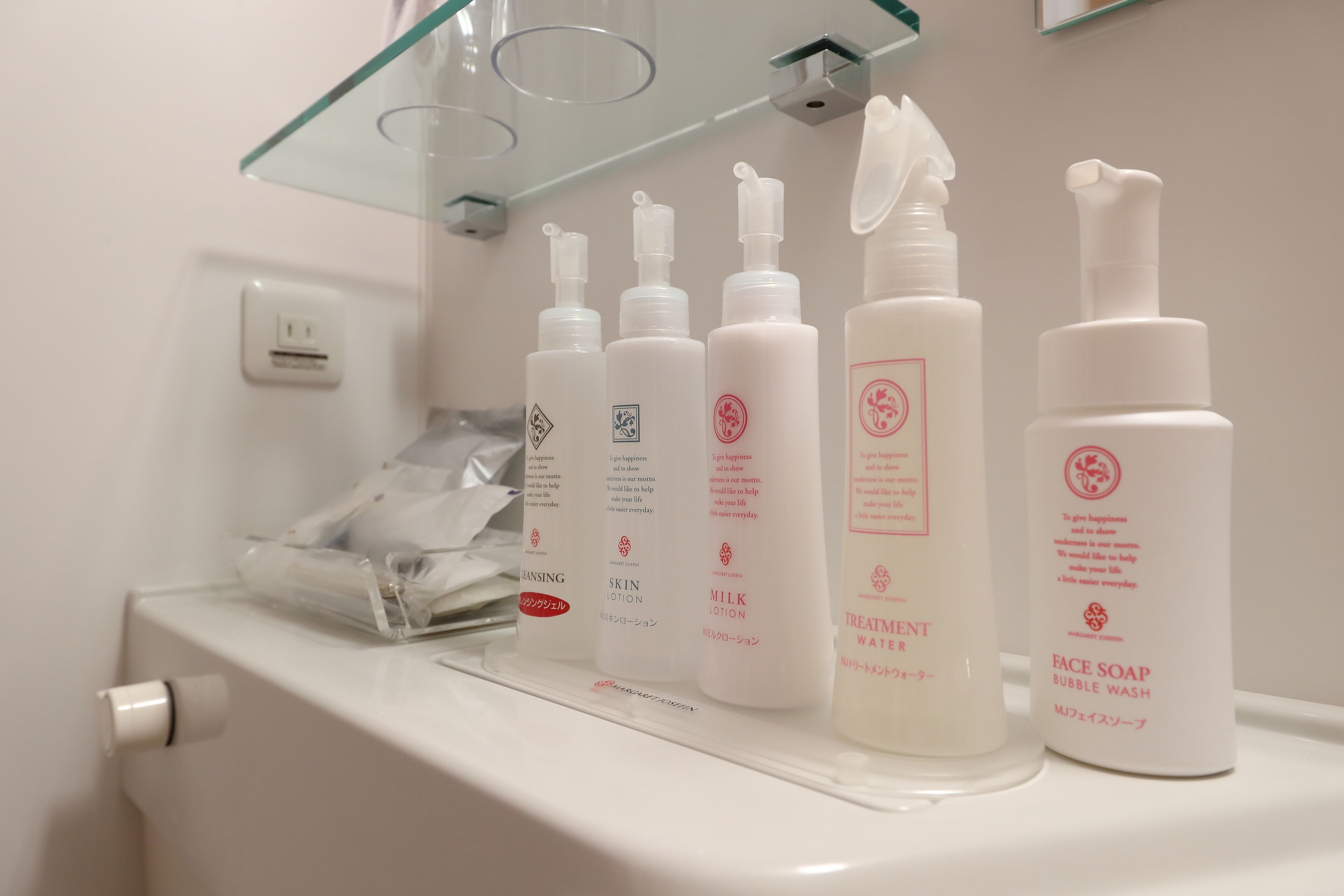 combined shower/bathtub, free toiletries, hair dryer, slippers