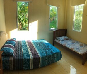 Een bureau, een strijkplank/strijkijzer, gratis wifi