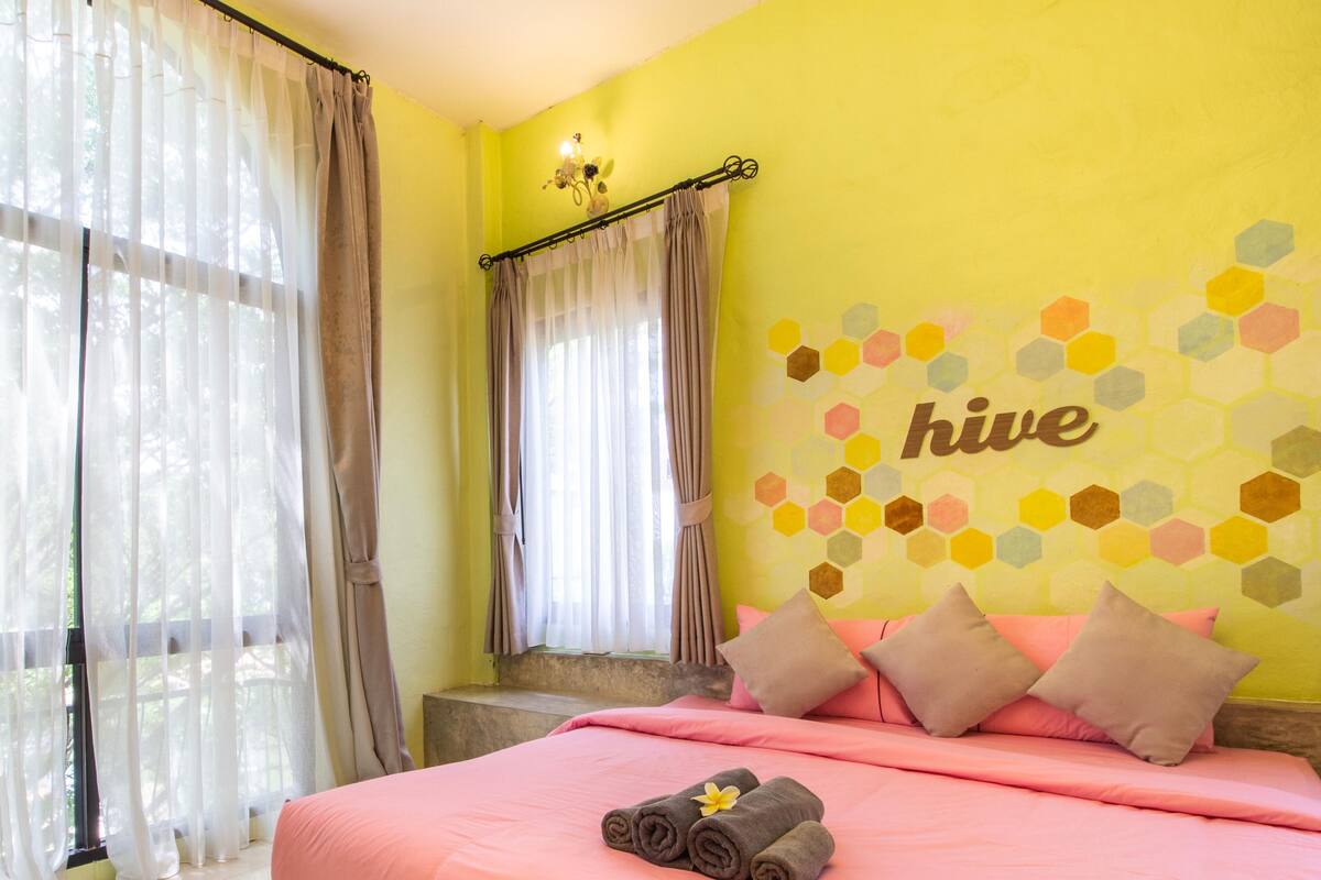 Quarto família | Escrivaninha, Wi-Fi de cortesia, roupa de cama