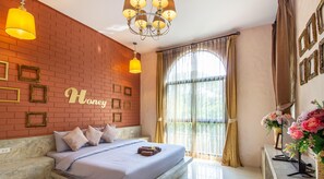 Suite Room | Desk, free WiFi, bed sheets