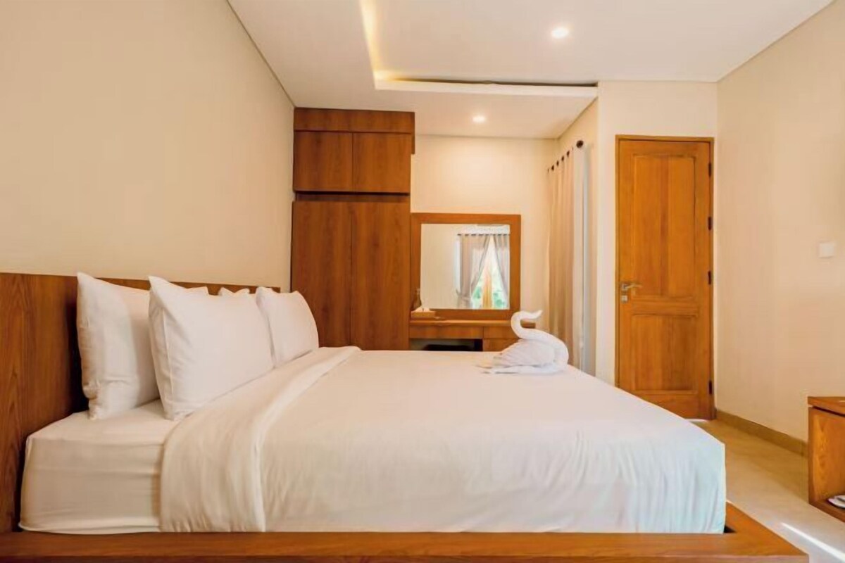 Ropa de cama de alta calidad y caja de seguridad en la habitación
