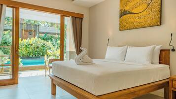 Ein Schlafzimmer mit einem Bett, einem hölzernen Kopfende, einem Bild an der Wand und Blick auf einen Swimmingpool und Grünflächen.
