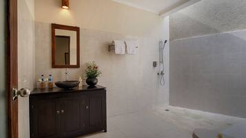 Villa familiar, 2 habitaciones | Baño | Ducha, artículos de higiene personal gratuitos y secador de pelo