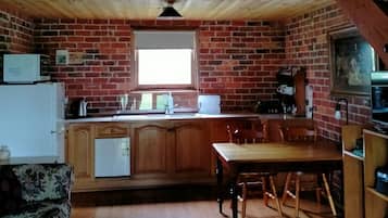 Chambre Double Romantique, 1 grand lit, vue montagne, cÎté montagne | Coin séjour | Télévision à écran plat de 32 pouces avec chaßnes numériques, télévision