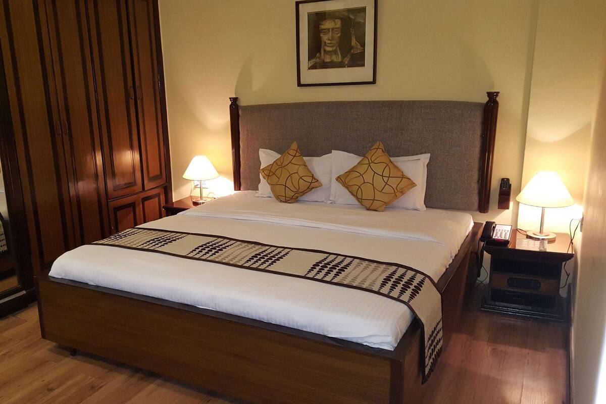 Minibar, in-room safe, desk, iron/ironing board