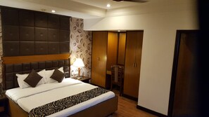 Suite | Minibar, in-room safe, desk, iron/ironing board - Lytton Hotel (Kolkata)