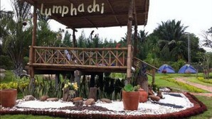 Una estructura de madera con un letrero que dice "Lumpha chi" y una plataforma con barandilla.